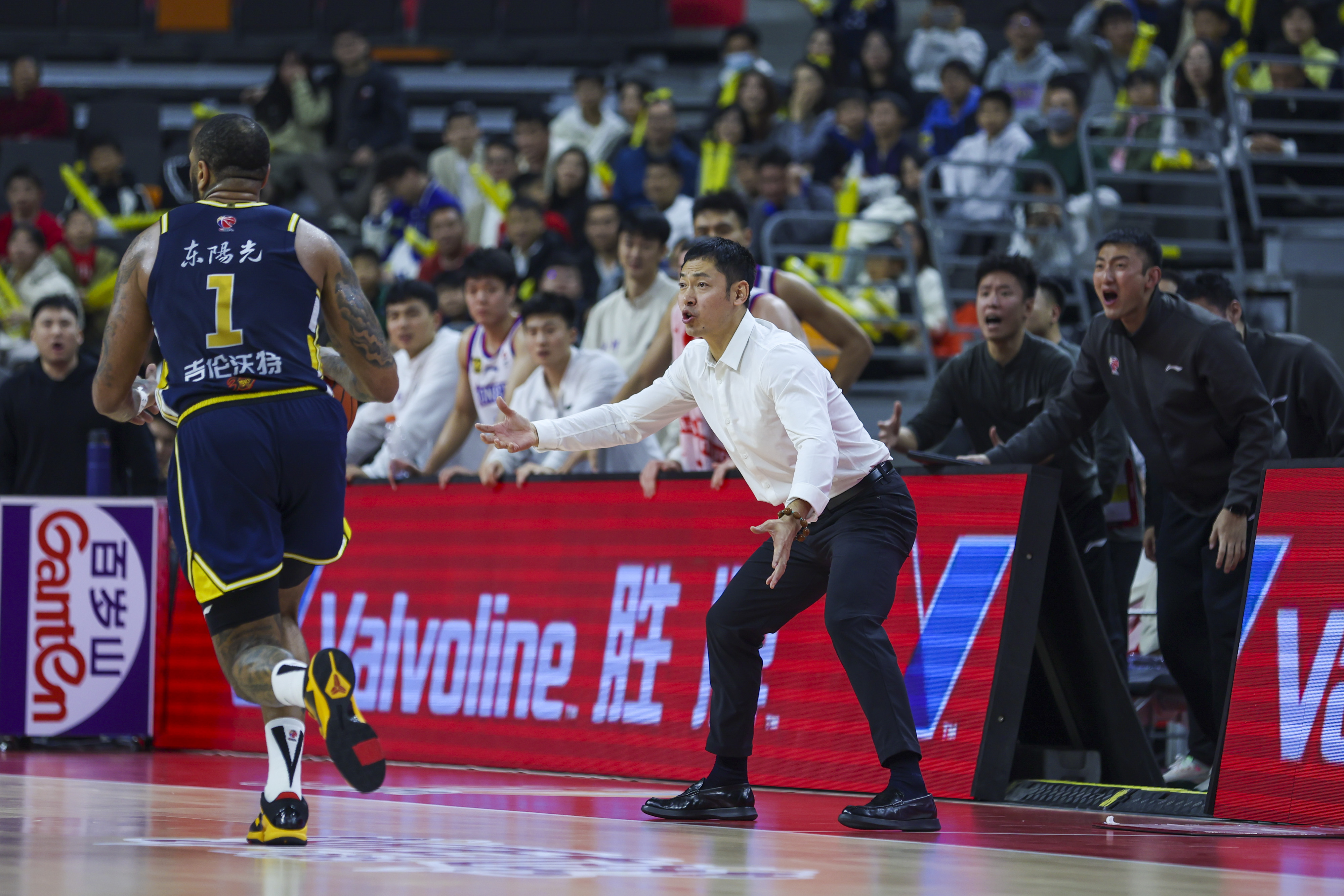 武汉三镇发布备战花絮,今晚篮板制胜,CBA常规赛任务艰巨,心理建设被强调的简单介绍 武汉三镇发布备战花絮,今晚篮板制胜,CBA常规赛任务艰巨,心理建设被强调的简单介绍